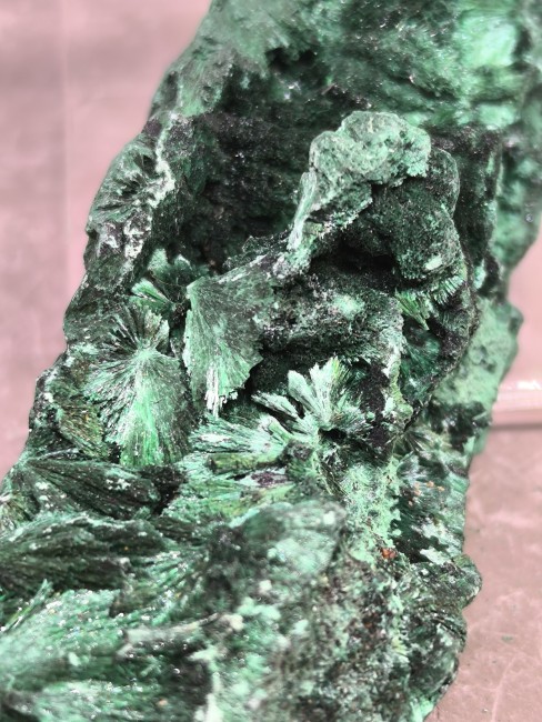 pierre malachite brute forme allongée fibreuse