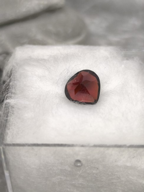 Pierre grenat facettée forme coussin