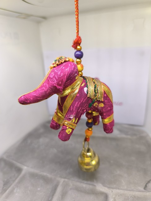 Décorations indiennes artisanales en tissu recyclé à suspendre avec grelots – éléphant mauve