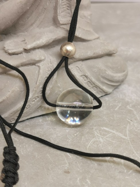 collier cristal de roche rond pendentif naturel