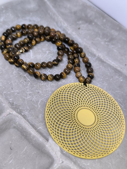 Grand médaillon circulaire vortex en plaqué or monté à la main par Vynnie – collier 64 cm en pierres naturelles Collier Vortex Géométrique Plaqué Or – Œil de Tigre