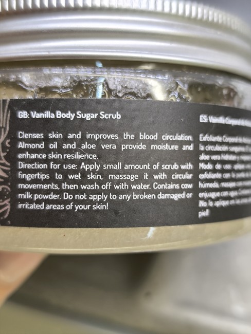 Soin corps au sucre parfum vanille présenté sur support zen