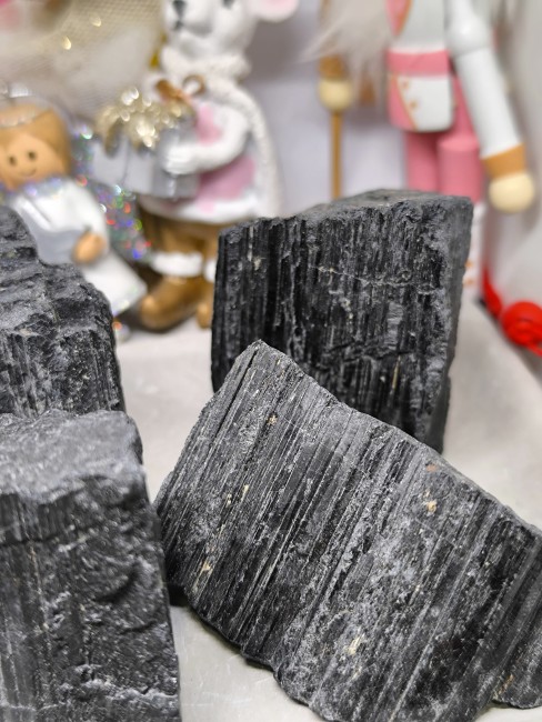 Tourmaline noire brute – Le Comptoir de Vynnie Tourmaline noire brute naturelle sur base plate – Pierre de protection