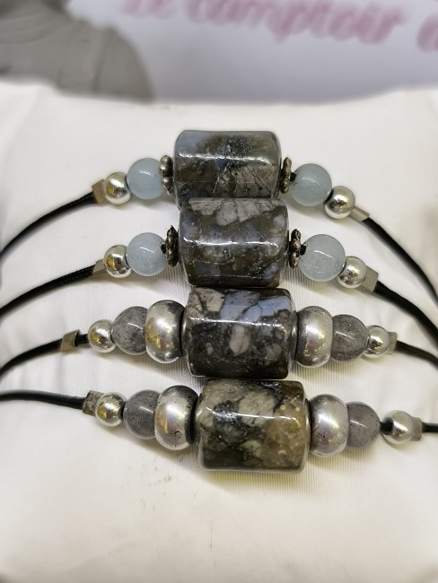 Bracelet en opale boulder, aigue-marine et labradorite monté sur cordon textile réglable avec perles décoratives