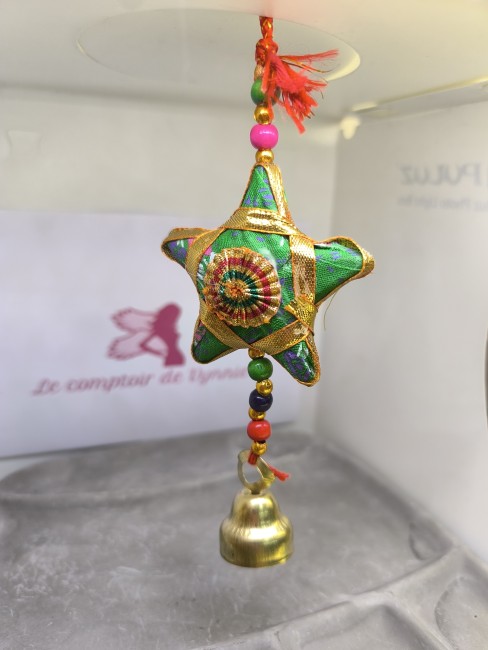 Décorations traditionnelles indiennes en tissu recyclé – artisanat éthique de Jaipur – étoile verte Décorations indiennes artisanales en tissu recyclé à suspendre avec grelots – étoile verte