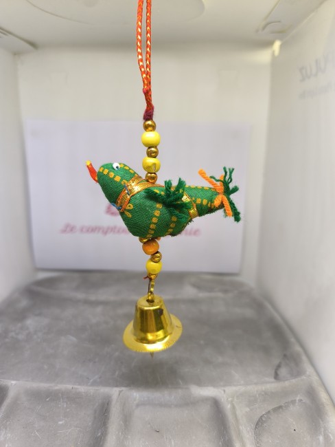 Décorations traditionnelles indiennes en tissu recyclé – artisanat éthique de Jaipur – oiseau vert Décorations indiennes artisanales en tissu recyclé à suspendre avec grelots – oiseau vert