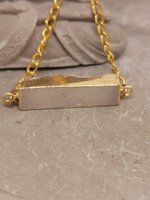 pendentif cristal de roche naturel brut doré