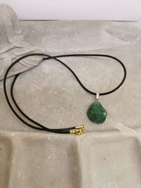 pendentif jade vert sur cordon cuir noir
