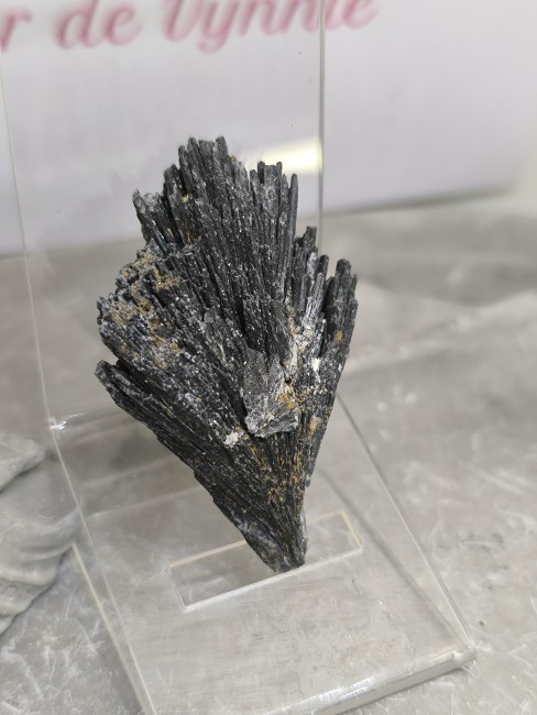 Minéral stibine naturel à structure cristalline spectaculaire