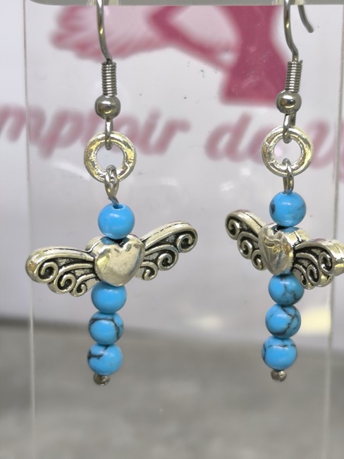 Boucles d’oreilles ange en howlite bleue en zamak – création Le Comptoir de Vynnie Boucles d’oreilles ange en howlite bleue en zamak – création Le Comptoir de Vynnie
