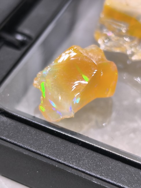 Opale brute multicolore – pierre naturelle rare Opale naturelle aux reflets verts bleus et violets