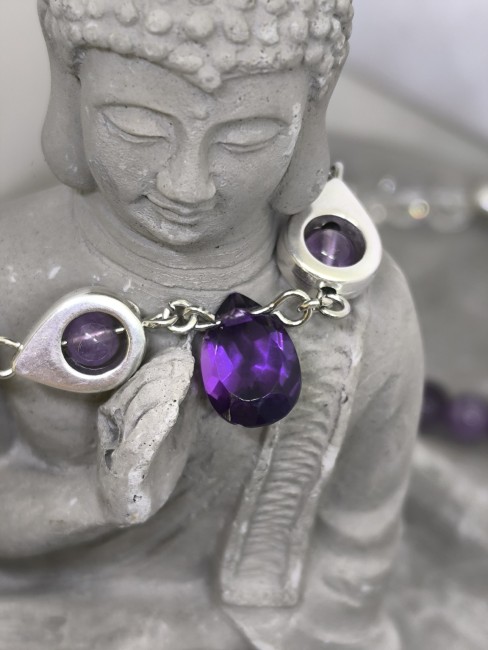 collier améthyste et cristal de roche sur décor bouddha ambiance zen