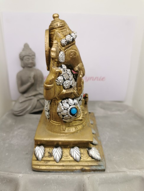 décoration bouddhiste et hindoue ganesh doré