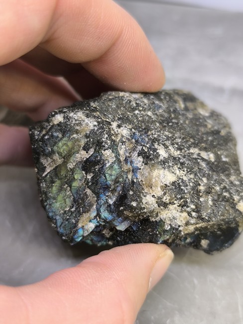 Labradorite brute authentique tenue à la main
