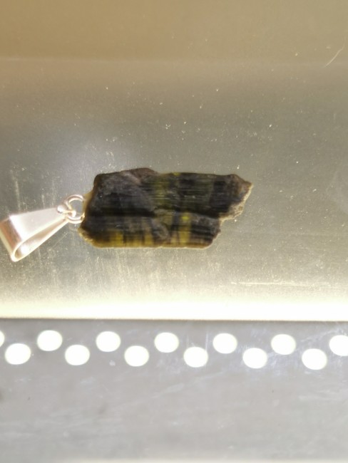 Pendentif pierre verte brute énergétique