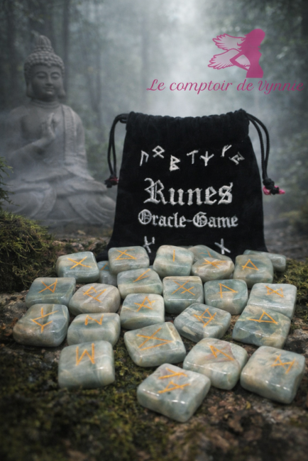 Jeu de runes en aigue-marine naturelle avec écriture dorée Runes en aigue-marine naturelle