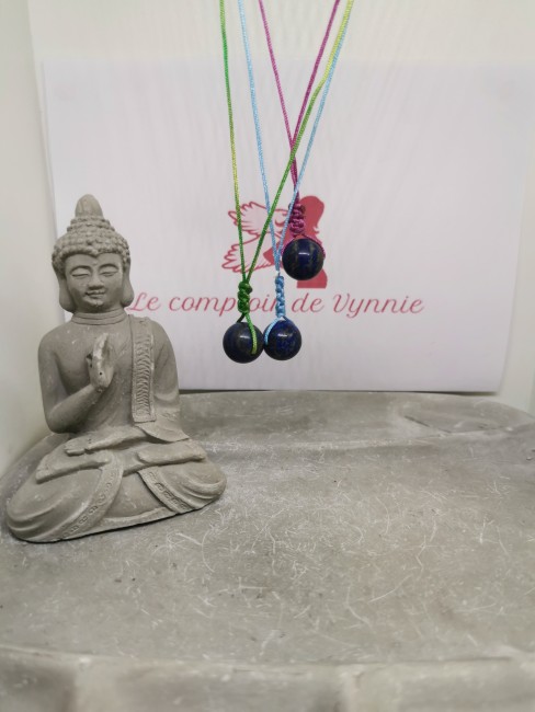 collier pierre bleue avec inclusions dorées