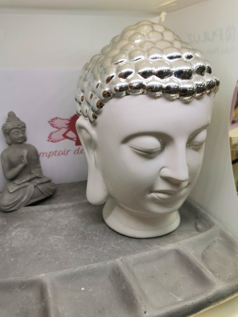 statue spirituelle bouddha moderne blanc