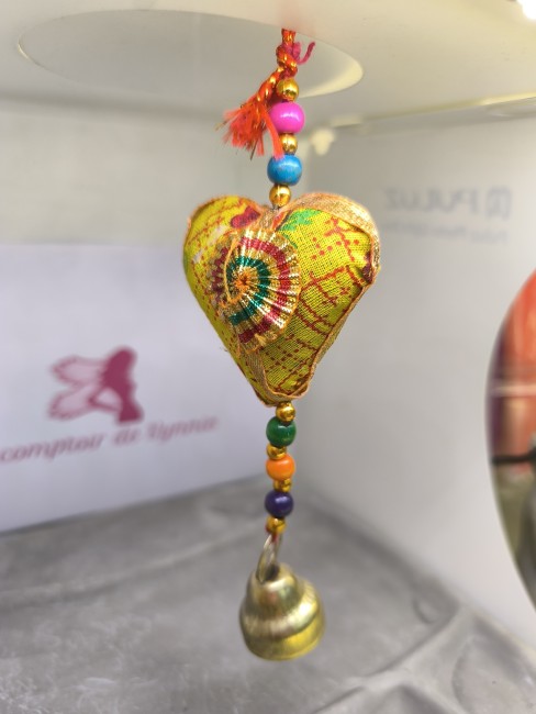 Décorations traditionnelles indiennes en tissu recyclé – artisanat éthique de Jaipur -cœurs jaune Décorations indiennes artisanales en tissu recyclé à suspendre avec grelots – cœurs jaune