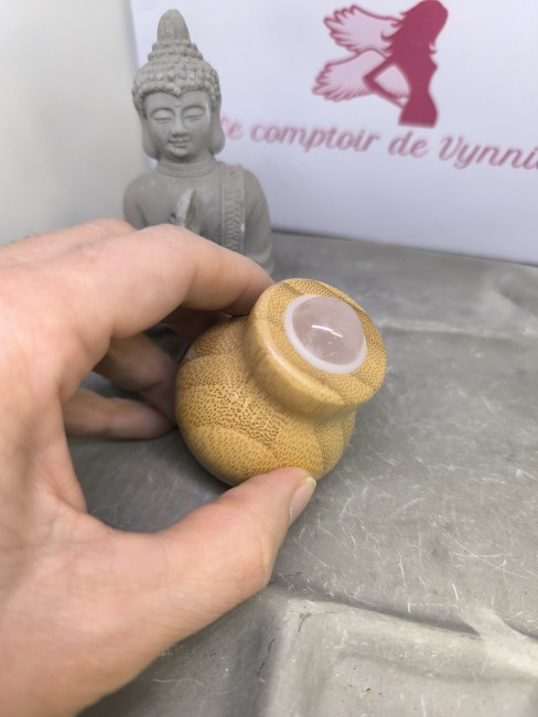 Boule de massage en quartz rose pour rituel de soin du visage et relaxation