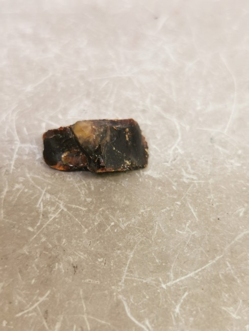 ambre bleu pierre UV effet bleu