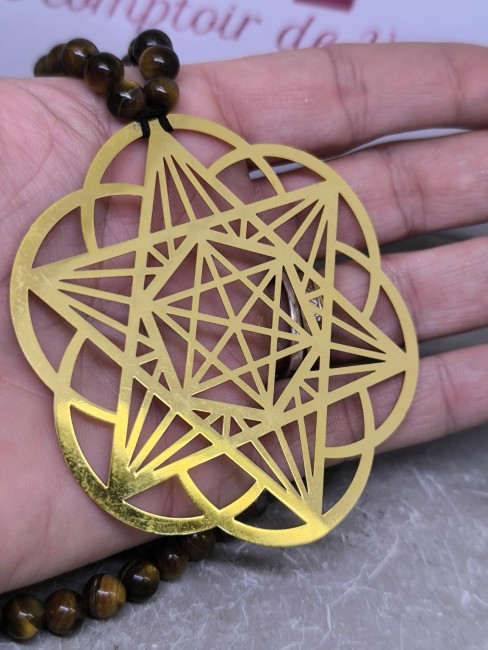 Vue rapprochée du médaillon Cube de Métatron en plaqué or – symbole puissant d’harmonie et d’équilibre spirituel. Détail Médaillon Cube de Métatron 7 cm – Géométrie Sacrée