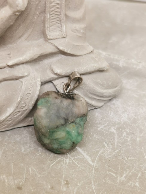 Pierre émeraude naturelle avec matrice