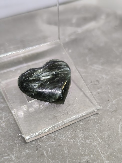 Séraphinite verte noire argentée pierre polie