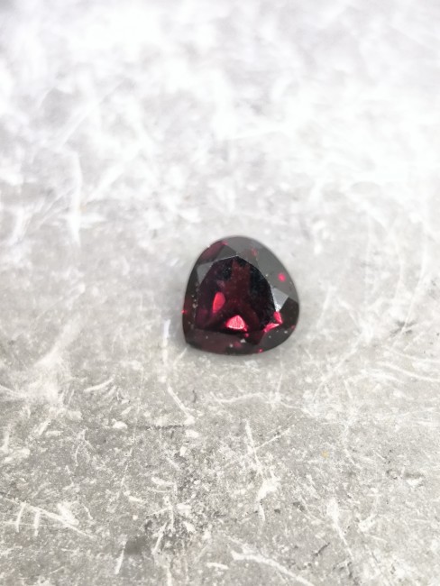 Grenat rouge naturel taillé pour bijouterie