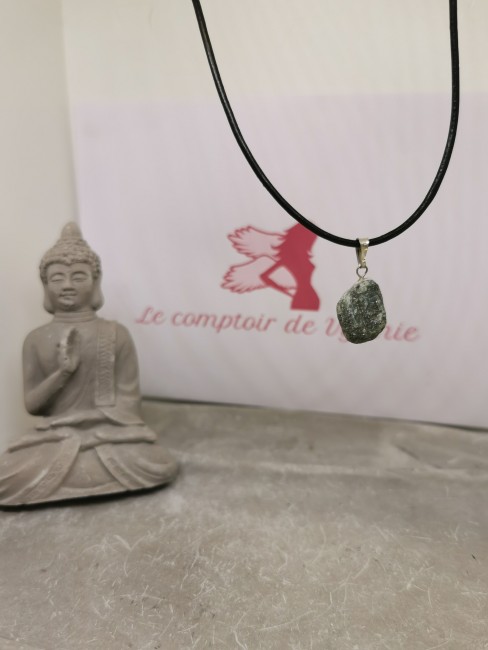 Pierre brute pierre emeraude naturelle collier