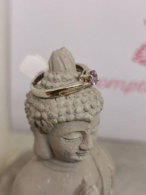 Bague argent raffinée avec pierre violette symbole de sérénité. Bague améthyste facettée lumineuse