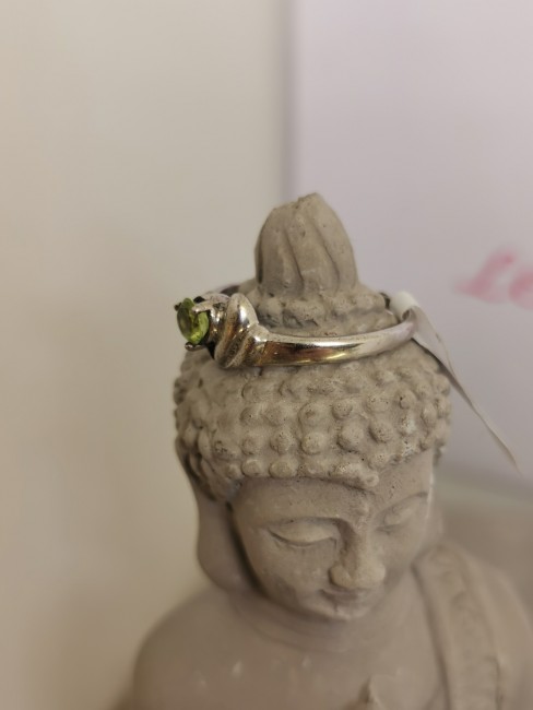 Bijou élégant avec péridot facetté éclatant et monture en argent. Bague argent avec pierre verte péridot