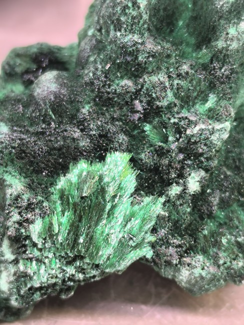 Pierre malachite brute verte intense pierre malachite brute structure fibreuse detail