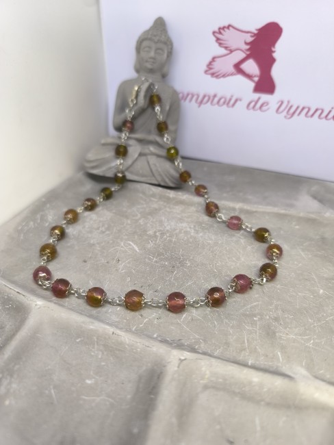 Tourmaline melon d’eau facettée sur chaîne argentée Bijou artisanal en tourmaline melon d’eau facettée sur présentoir