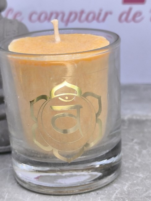 Bougie bien-être en cire de noix de coco avec symbole chakra sacré