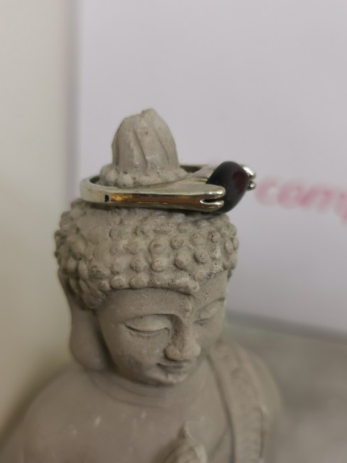 Bijou élégant avec pierre noire polie brillante. Bague acier inoxydable argent onyx