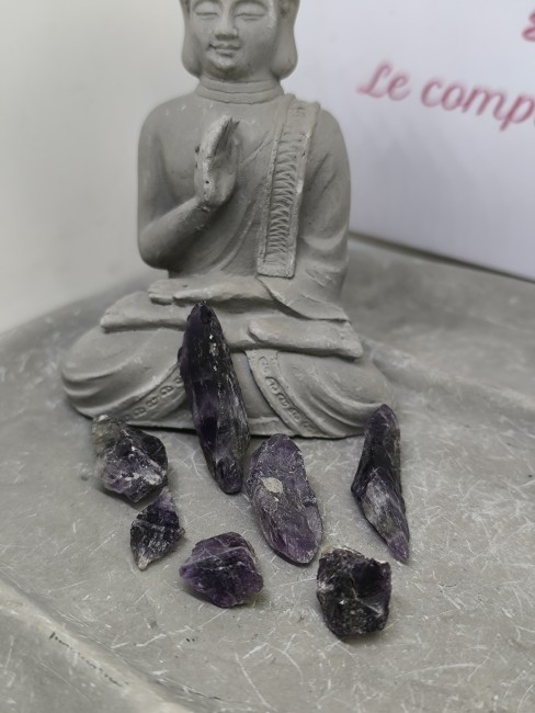 Améthyste brute aux nuances violet clair et violet profond