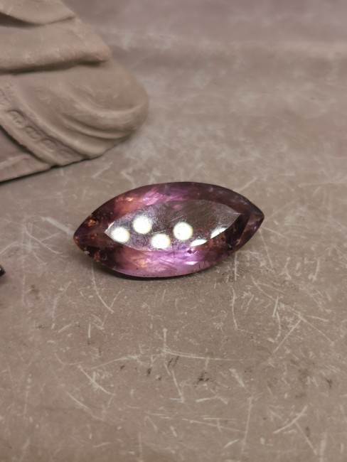 Lithothérapie pierre violette et jaune naturelle