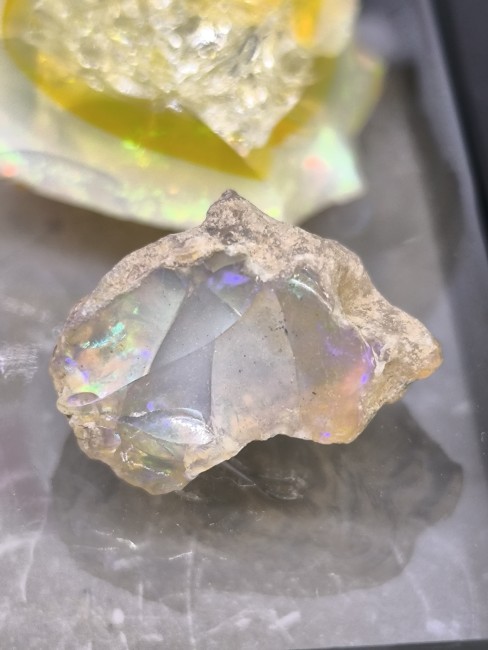 Opales éthiopiennes brillantes aux reflets arc-en-ciel Opale d’Éthiopie blanche translucide avec reflets arc-en-ciel