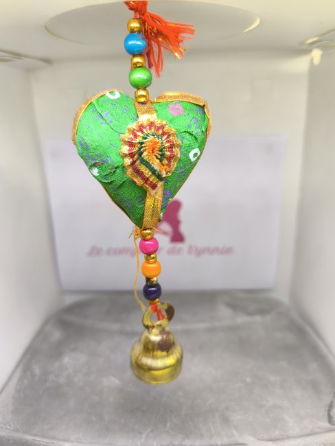 Décorations traditionnelles indiennes en tissu recyclé – artisanat éthique de Jaipur -cœurs vert Décorations indiennes artisanales en tissu recyclé à suspendre avec grelots – cœurs vert