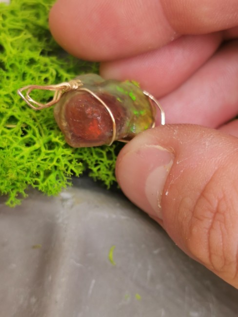 opale éthiopienne irisée rouge verte