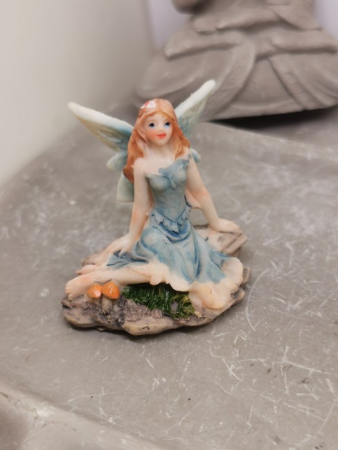 Petite fée ailée en céramique