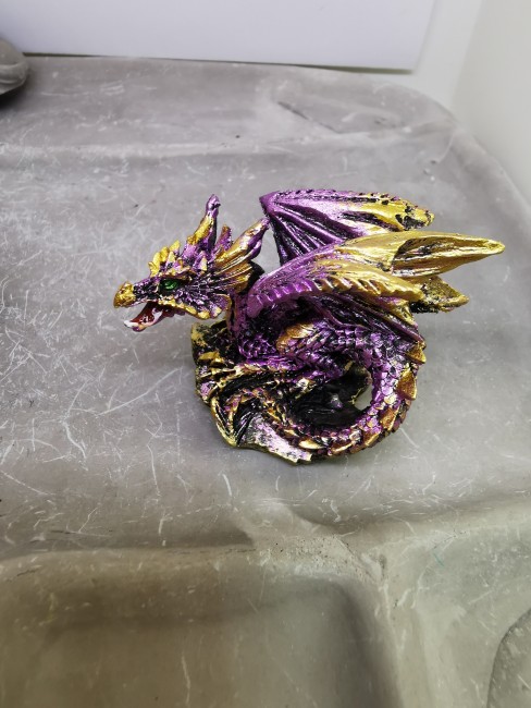 Dragon violet version accroupie