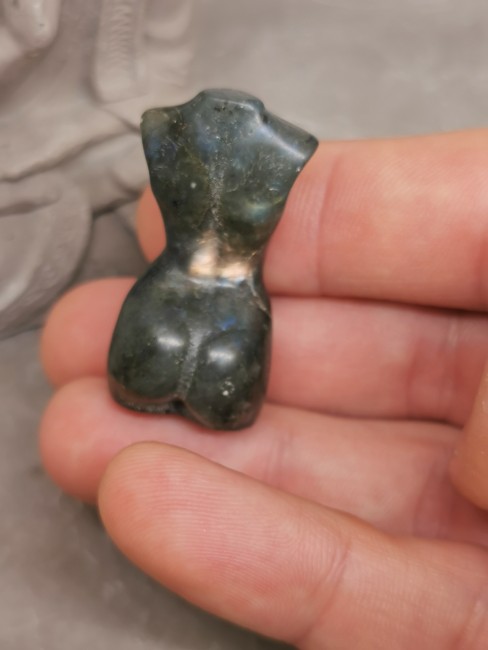 Labradorite naturelle buste feminin pierre naturelle