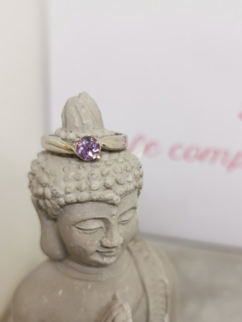 Bague en améthyste naturelle montée sur argent, taille 52, pierre violette lumineuse. Bague améthyste naturelle argent taille 52