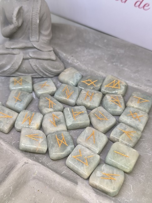 Runes divinatoires en pierre naturelle d’aigue-marine Runes gravées dorées en pierre d’aigue-marine