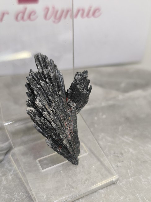 Cristaux de stibine noire métallique en formation aciculaire