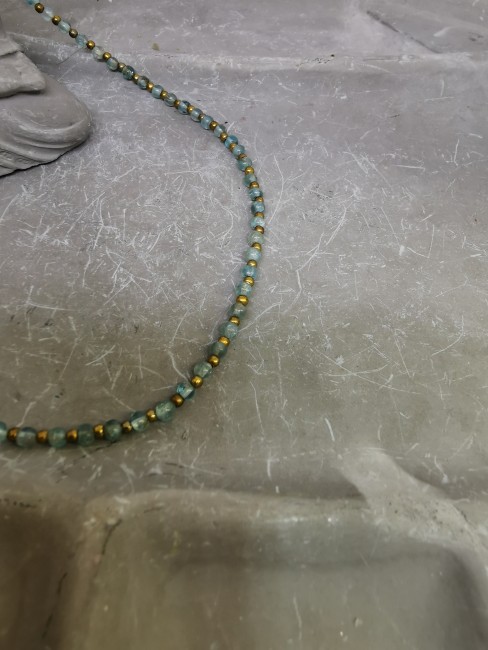 Apatite & Perles Dorées Collier apatite bleu vert acier doré