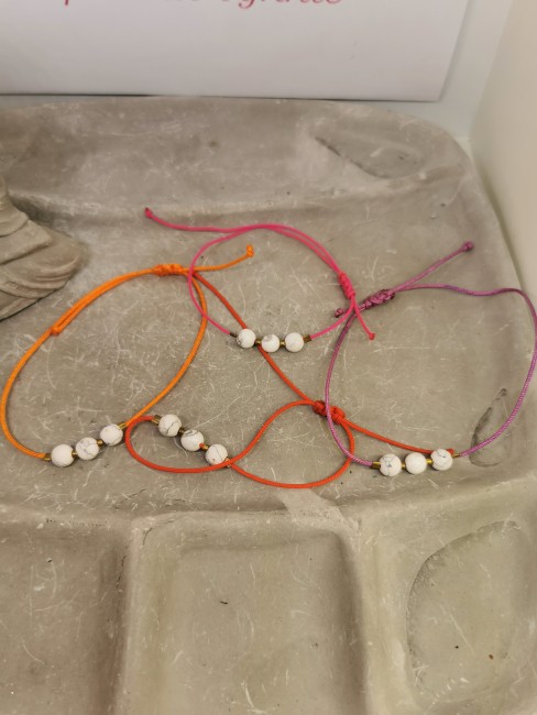 bracelet howlite cordon coloré réglable