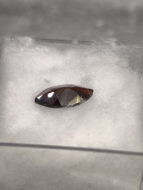 Grenat rouge taille navette Grenat rouge taillé pour bijouterie